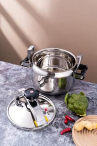 pressure cooker with lid